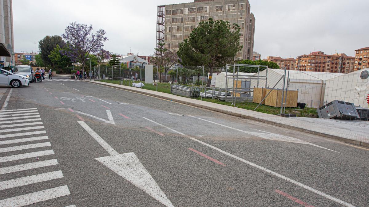 La carretera interior del hospital ya ha quedado libre de la instalación