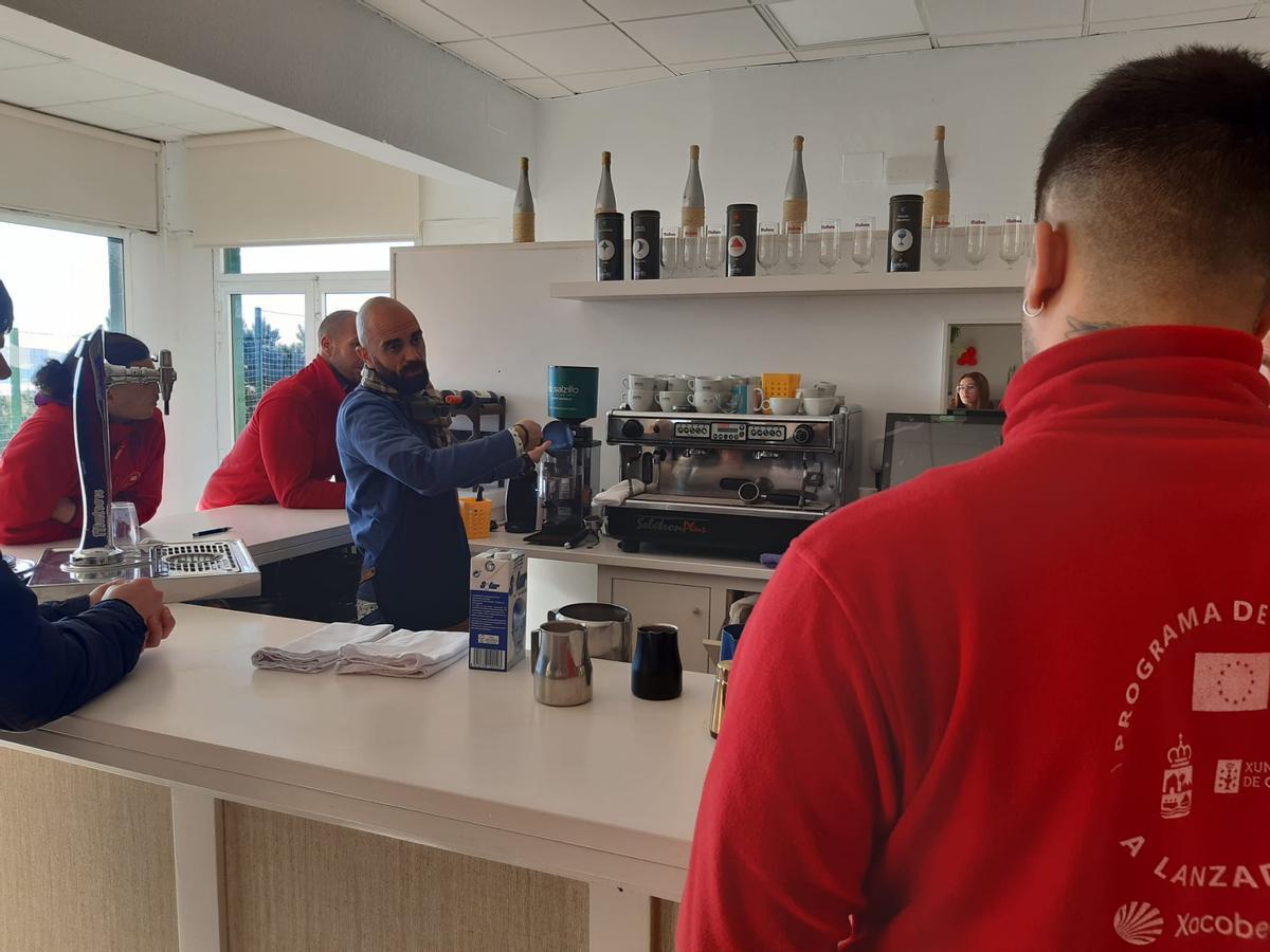 Un barista explica a los alumnos del &quot;obradoiro&quot; cómo preparar y servir un buen café.