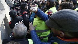 AGUn grupo de agricultores ha tratado de acceder al interior del Parlamento de Navarra, lo que les ha sido impedido por la Policía Foral, en el momento en el que intervenía el portavoz socialista después de que se supiera que la Cámara no había admitido a trámite una enmienda de UPN que recogía sus demandas. RICULTORES INTENTAN ENTRAR EN SEDE PARLAMENTARIA