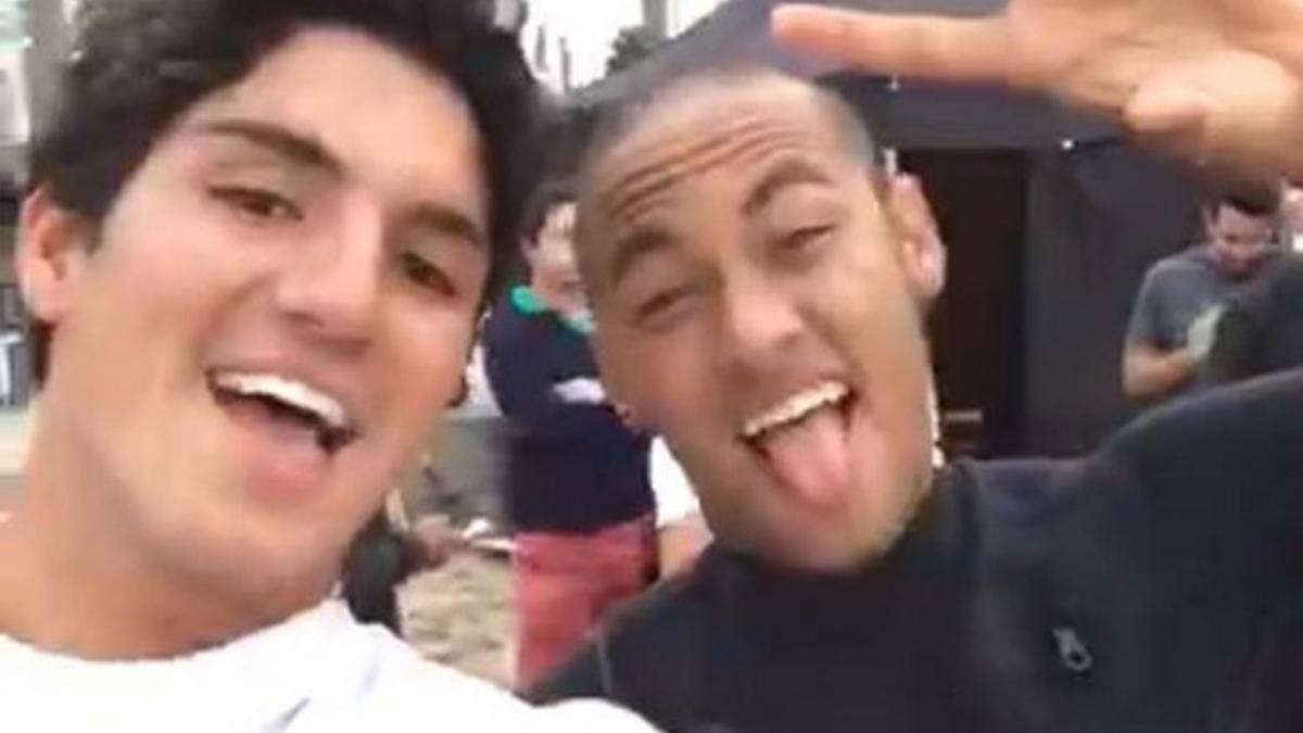 Neymar y Gabriel Medina, en Barcelona