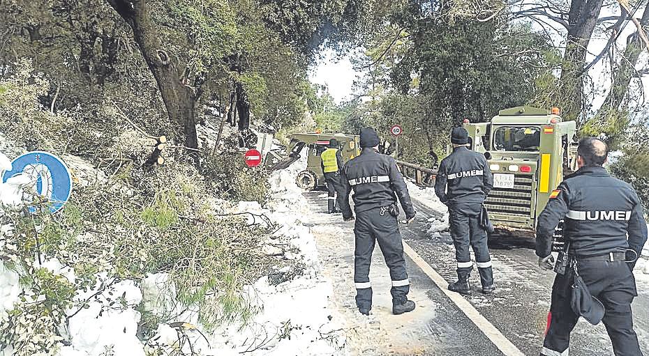 Efectivos de la UME actuando ya en las vías de la Serra.