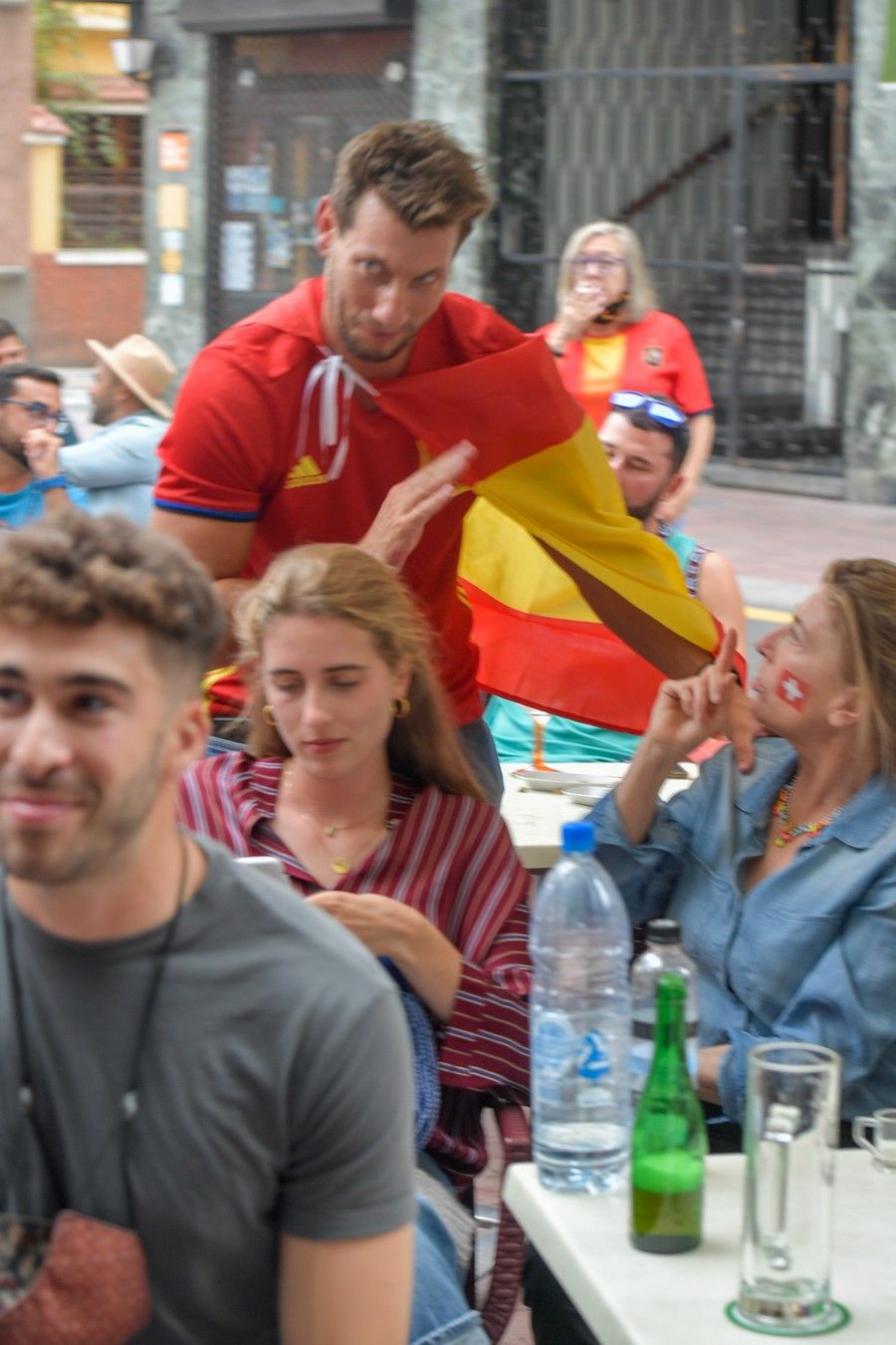 Aficionados ven en la capital grancanaria el partido de España en cuartos de final de la Eurocopa