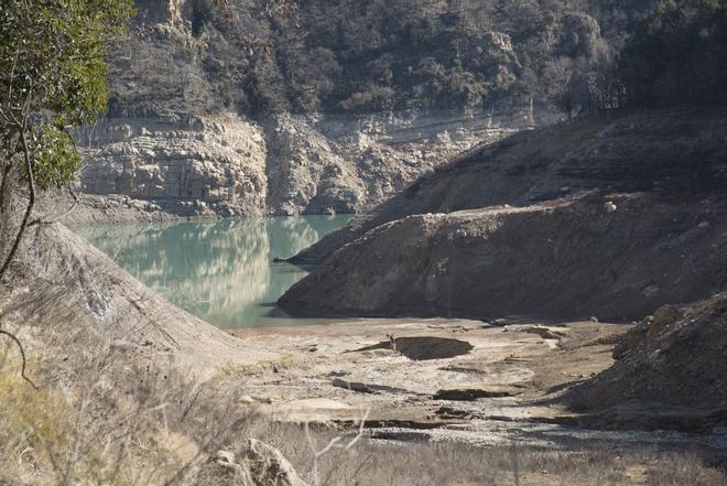 El paisatge del pantà de la Baells marcat per la sequera