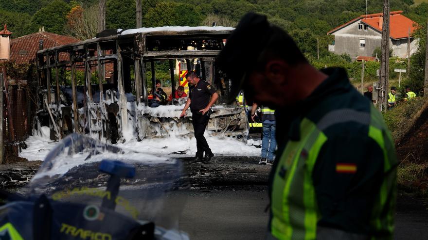 Fallece un bombero en prácticas en un incendio de un autobús sin pasajeros en Santiago