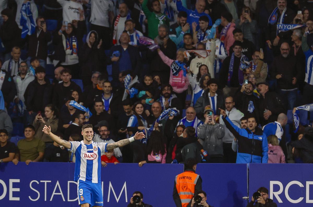 BARCELONA, 07/12/2025.- El delantero del Espanyol Roberto Fernández celebra tras marcar ante el Rayo, durante el partido de LaLiga de fútbol que RCD Espayol y Rayo Vallecano disputan este domingo en el RCDE Stadium, en Barcelona. EFE/Toni Albir