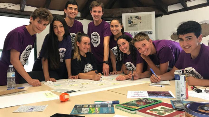 Los jóvenes, con las camisetas del Campus de la Ciencia y la Tecnología de Canarias puestas, durante una sesión teórica.