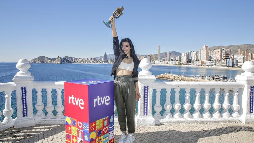 Archivo - La artista Chanel ganadora de Benidorm Fest 2022, posa con su trofeo en el Mirador del Castillo