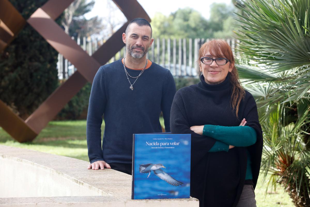 Los autores del libro, Cristina Amanda Tur y Oliver Martínez.