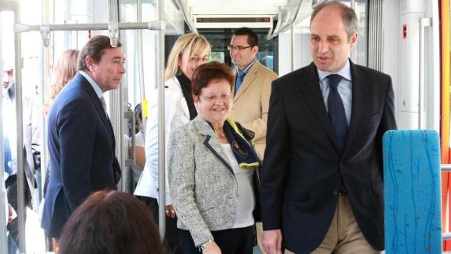 El presidente de la Generalitat, Francisco Camps, entra en un vagón seguido por las alcaldesas Luisa Pastor y Sonia Castedo y por el conseller de Infraestructuras, Mario Flores.