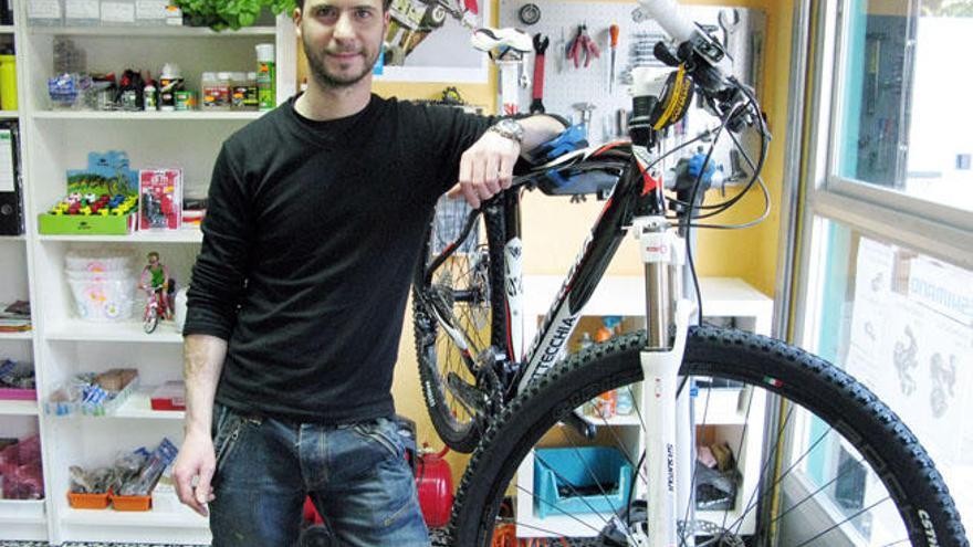 El propietario, Rafael Hilario, en Cronobikes.