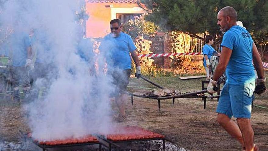 Preparación de la parrillada en Villaflor en un festejo anterior.