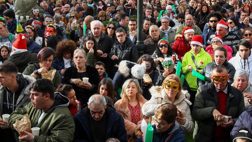 Los vilagarcianos abarrotan la plaza de Ravella en la fiesta de las uvas de 2024