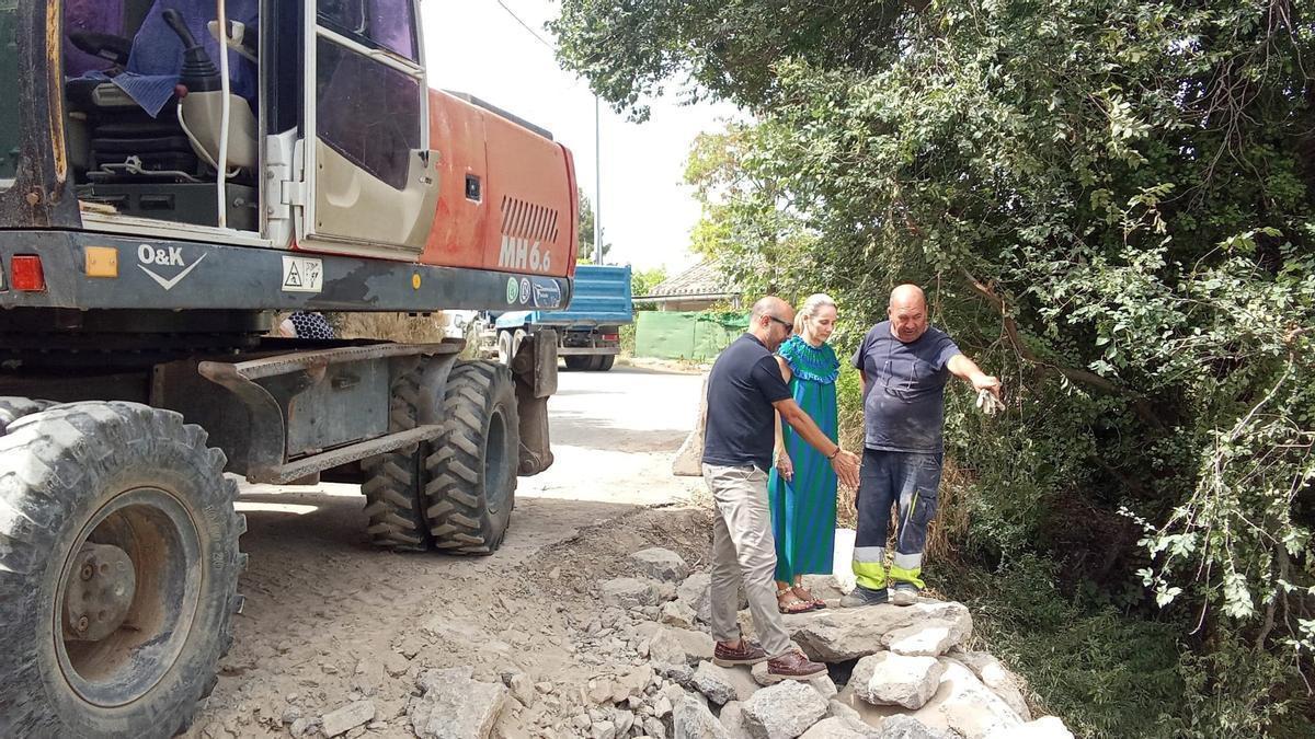 La alcaldesa de Cehegín, Alicia del Amor, acompañada por el concejal de Obras y Servicios, José Antonio Zafra, ha visitado las obras de reparación