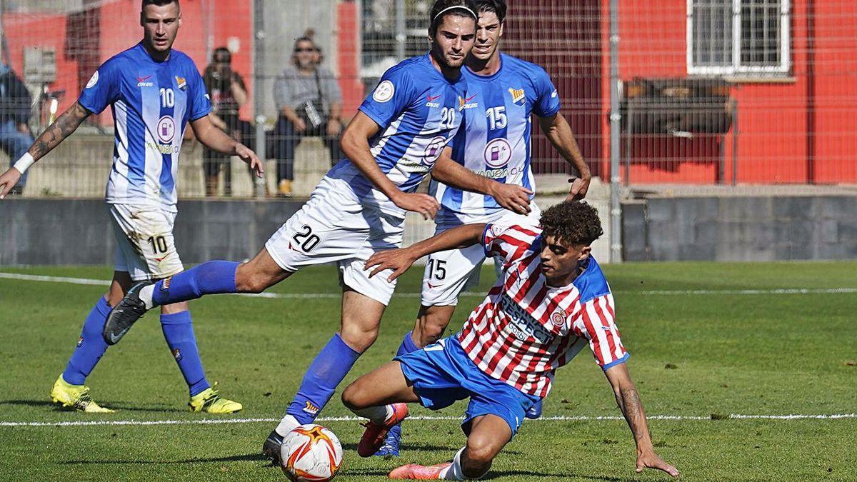 Gabri (Girona B) i Urri (Figueres) lluiten per la pilota en el partit d’ahir