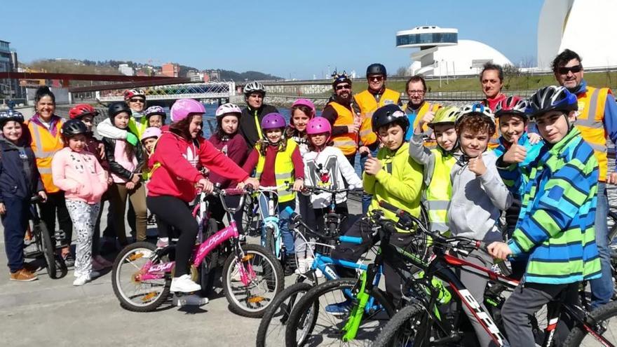 Los alumnos de quinto del colegio de Sabugo recorriendo Avilés en bicicleta.