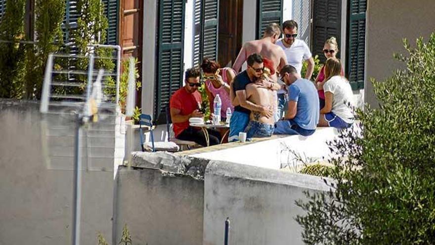 Turistas en la terraza de una vivienda unifamiliar entre medianeras de Son Espanyolet.