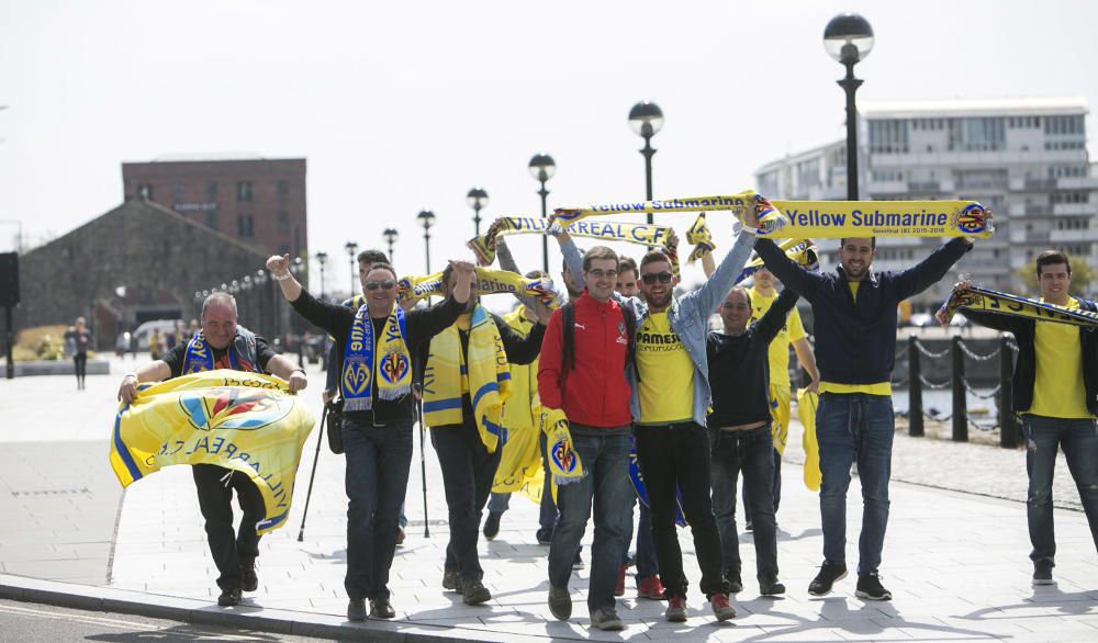 Liverpool se tiñe de amarillo