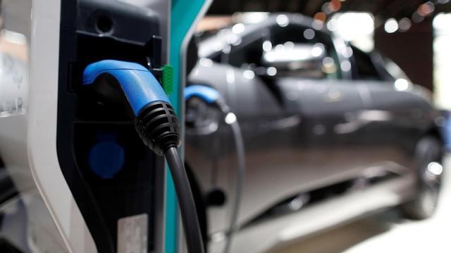 Un coche eléctrico en un punto de carga
