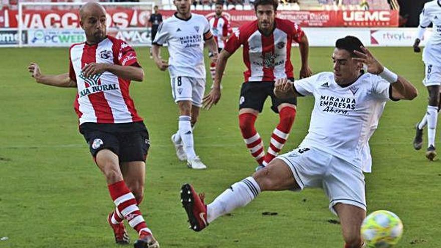 Sergio García realiza un disparo a puerta en el partido ante el Mirandés B disputado en el Ruta.