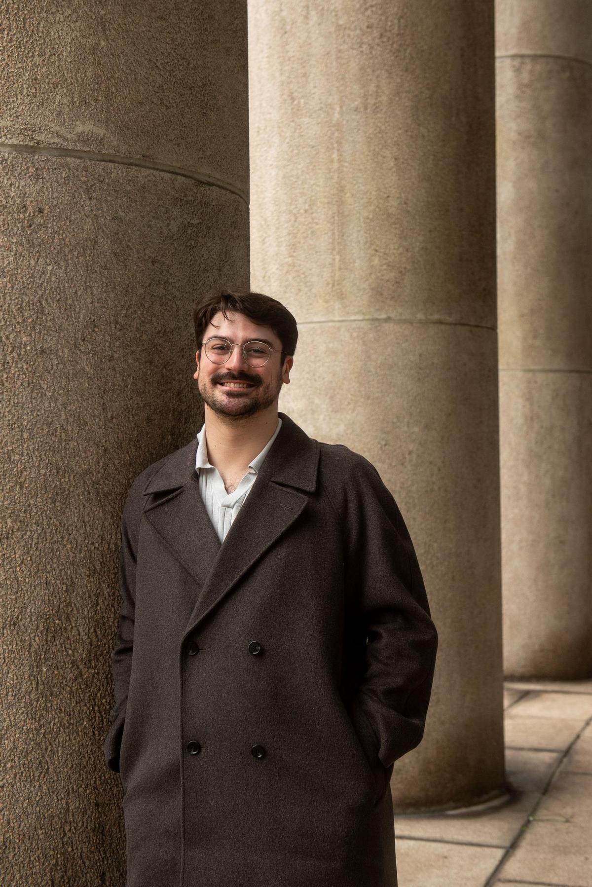 Lucas López, en el exterior del Palacio de la Ópera de A Coruña.