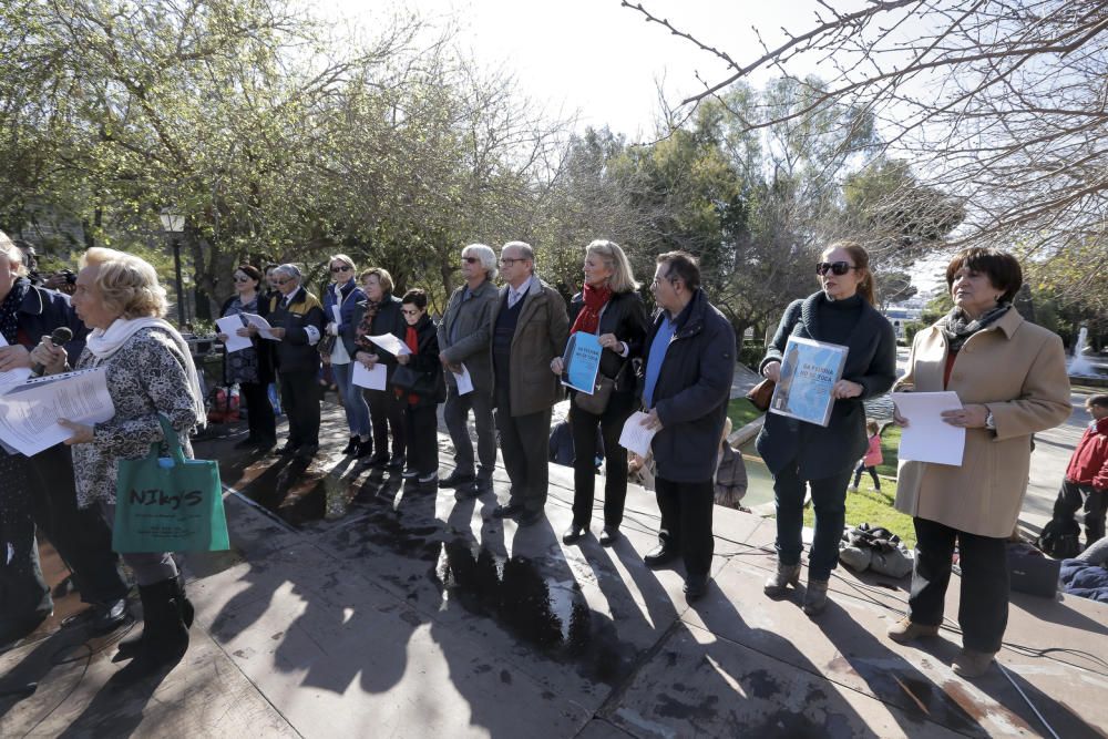 Más de 400 personas se concentran en defensa del monumento sa Feixina