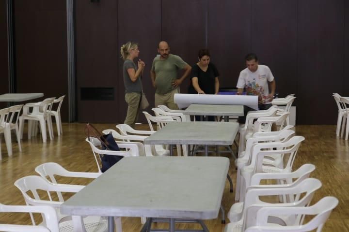 Los desalojados esta mañana en Barx han sido acogidos temporalmente en el Palacio de Congresos de Gandia.