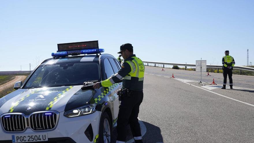 Multado con 200 euros este puente de mayo por llevar la baliza V-16 pero no tener en el maletero el elemento mecánico circular obligatorio en caso de accidente: la Guardia Civil extrema la vigilancia en carretera