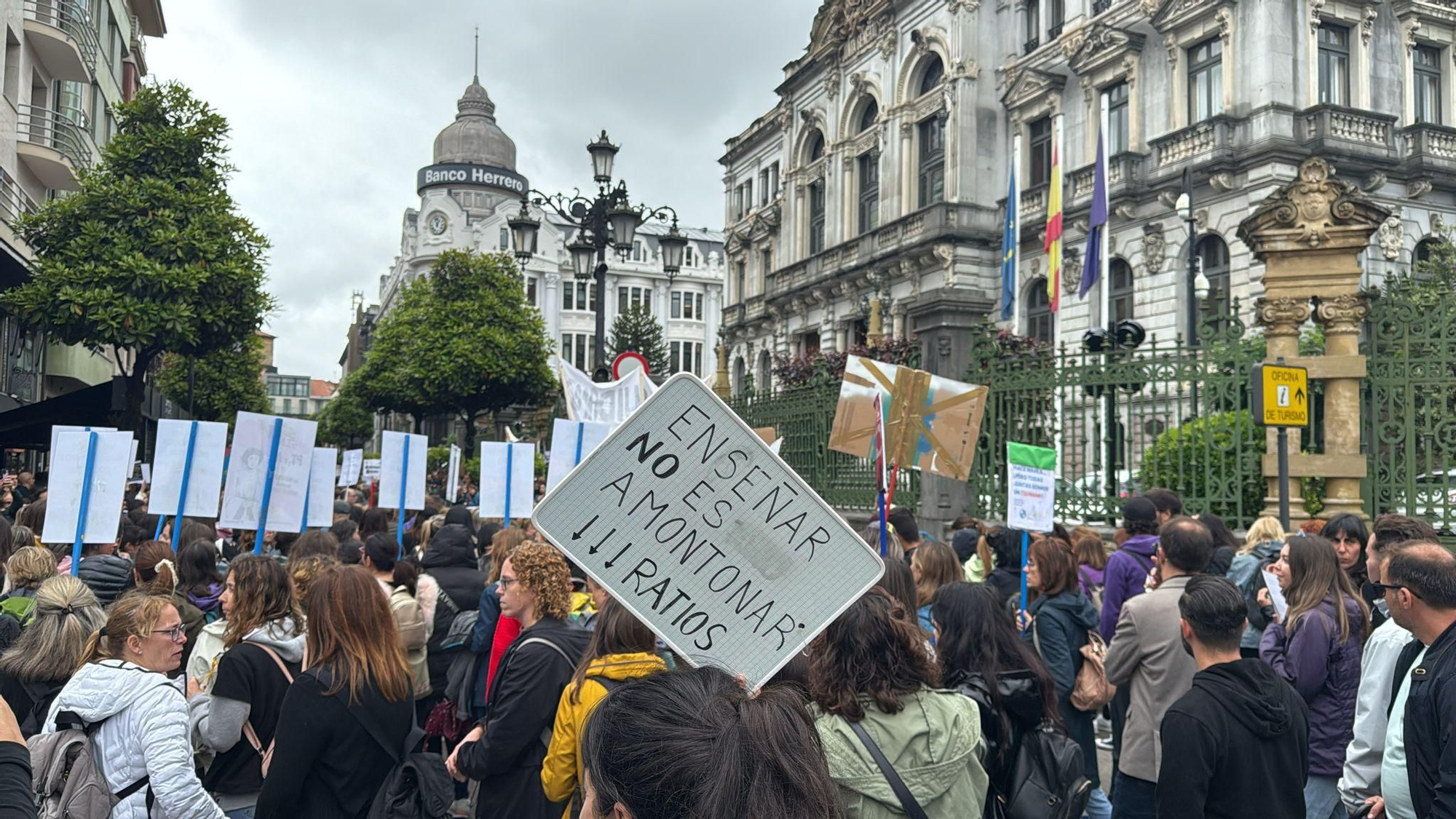 EN IMÁGENES: una gran columna de profesores ataviesa Oviedo para pedir soluciones tras la dimisión de Lydia Espina