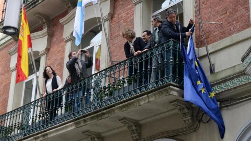 Pontevedra arría la bandera de la UE en rechazo a la política sobre refugiados