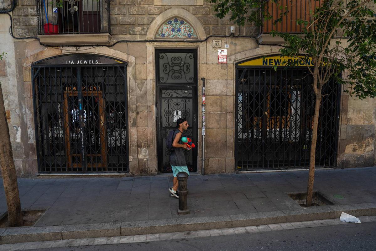 Local (izquierda) que también correspondió a New Phono donde se mantendrá el mobiliario modernista protegido.