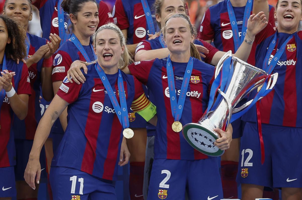Alexia Putellas e Irene Paredes celebran tras derrotar al Olympique de Lyon en la final de 2024.