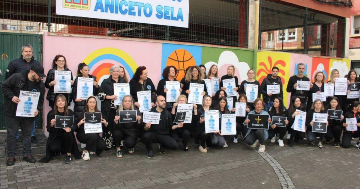 Protesta de docentes del Aniceto Sela en Mieres.