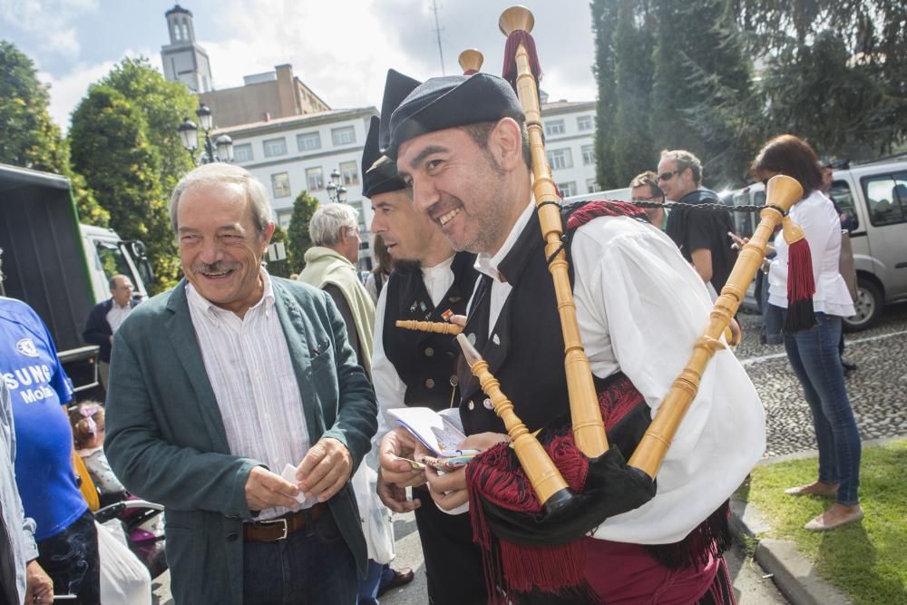 Alcalde y concejales del Ayuntamiento de Oviedo celebran el día del bollo