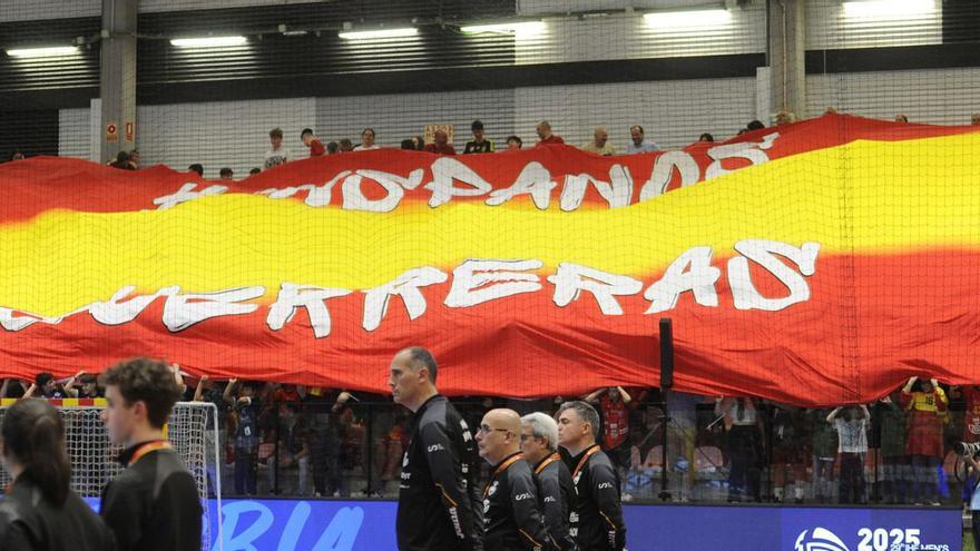 Antes del inicio del encuentro se desplegó una enorme bandera nacional dedicada a las selecciones masculina y femenina. |  // BERNABÉ/JAVIER LALÍN