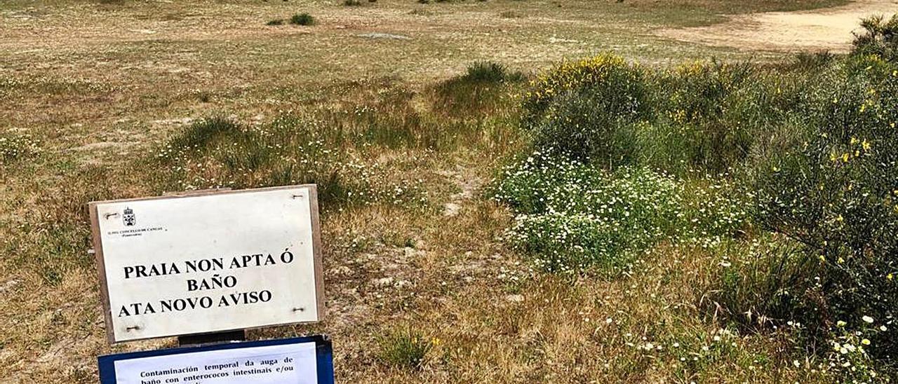 Carteles de advertencia colocados por operarios municipales en los accesos a la playa de Vilariño .   | // G.N