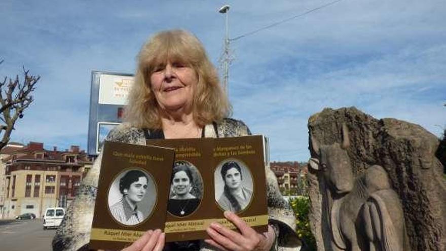 Raquel Mier, con sus tres últimas novelas, en Villaviciosa.