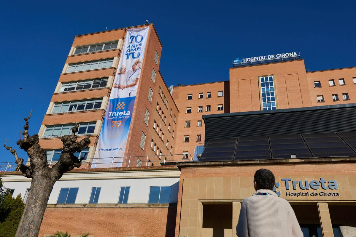 Desplegament de la lona commemorativa 70è aniversari Hospital Trueta