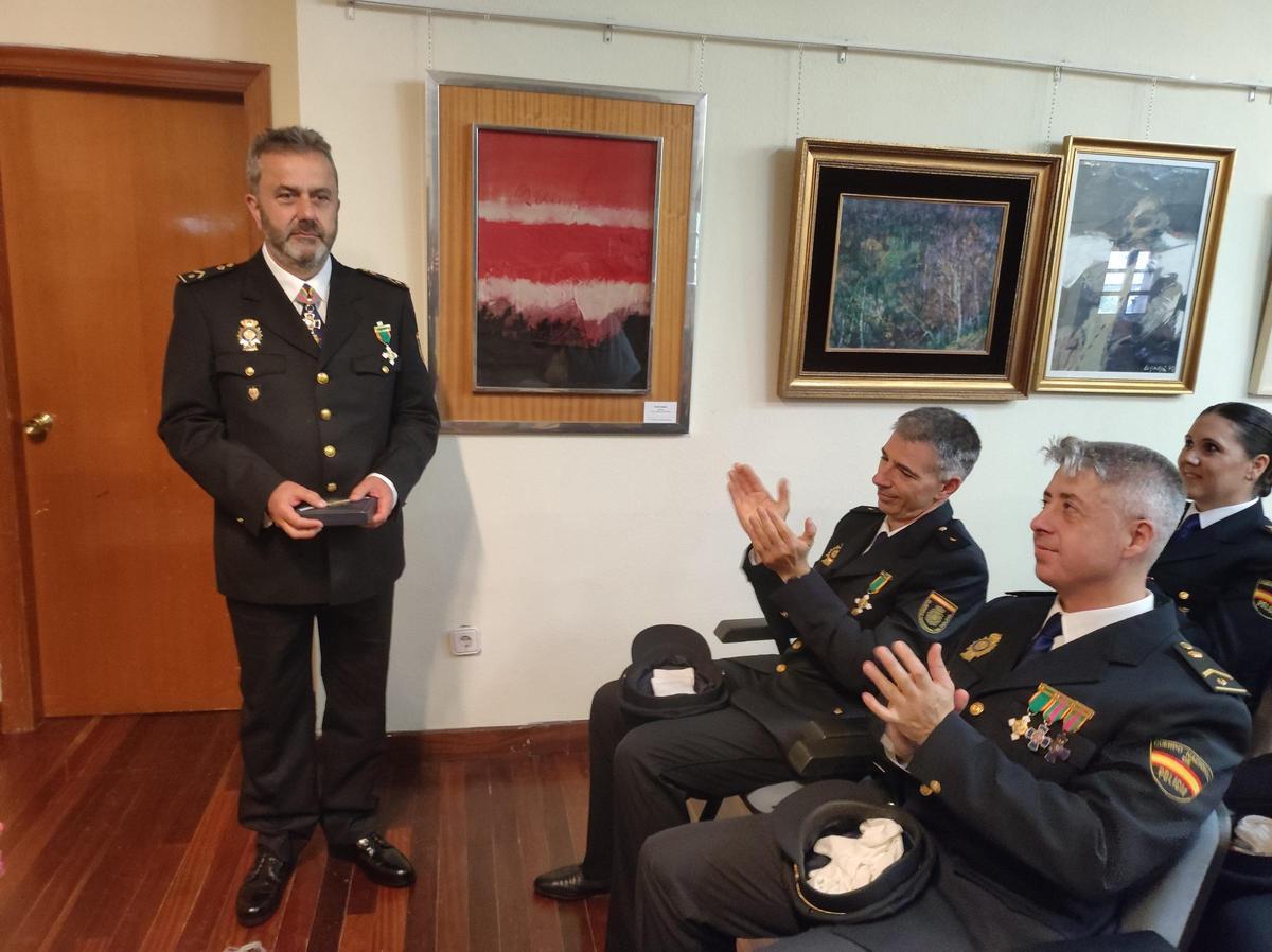 El agente condecorado, Manuel López, recibe el aplauso de sus compañeros.