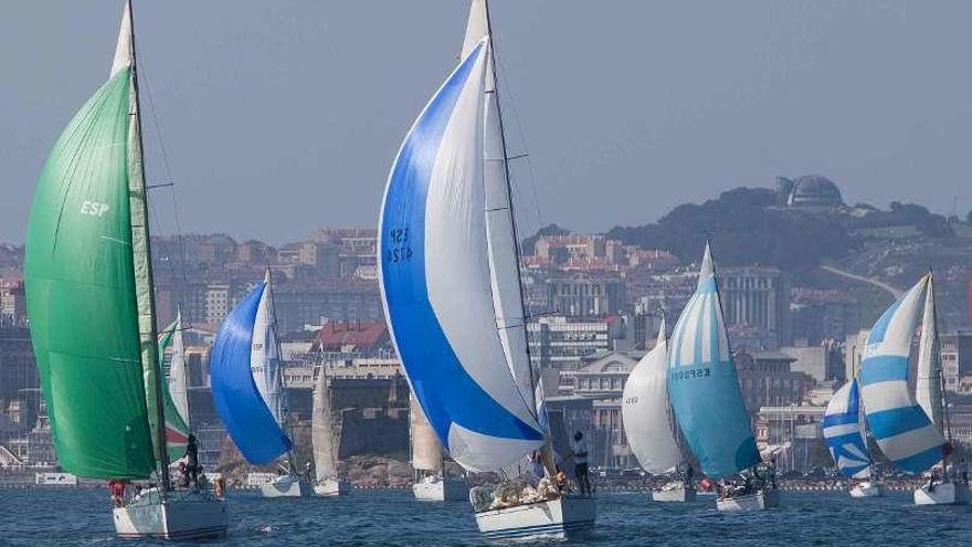 Varias embarcaciones participantes en la Regata de la Amistad.