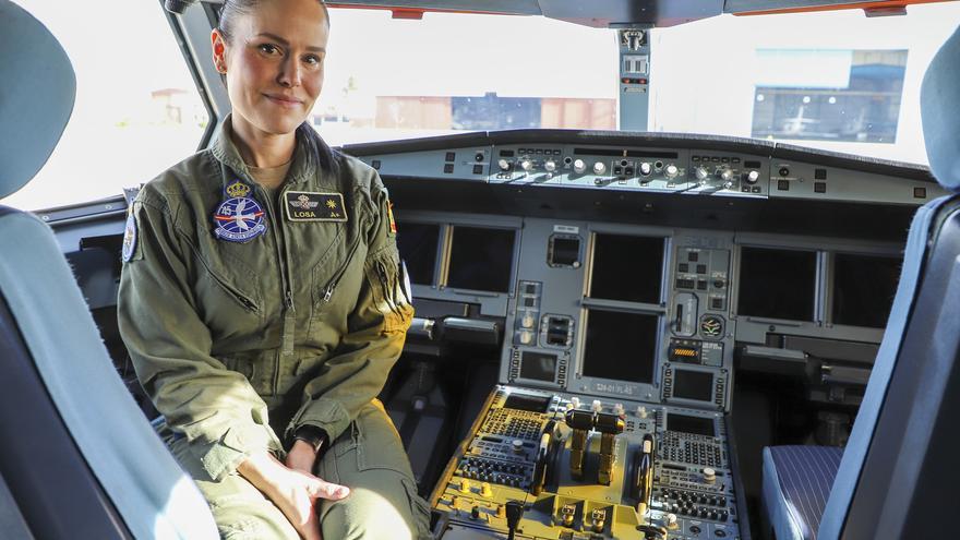 La comandante piloto zamorana Lourdes Losa Calvo, premio Mujer en las Fuerzas Armadas