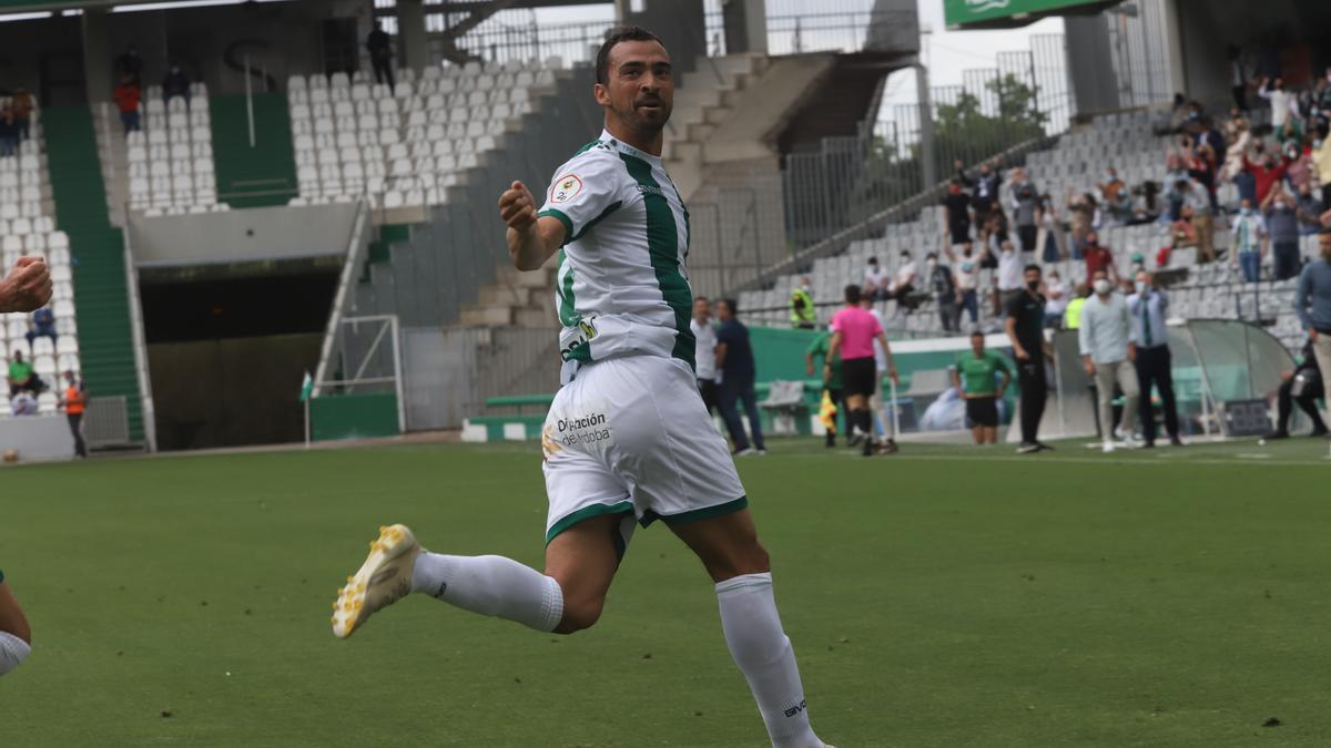 Miguel de las Cuevas celebra su gol anotado al Cádiz B en El Arcángel, en el último encuentro de la pasada temporada.