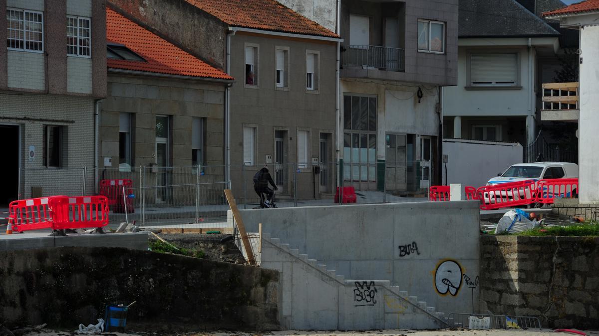 Las nuevas escaleras a la playa de Canelas