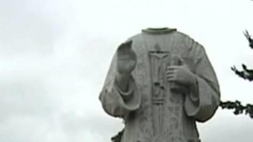 La estatua instalada en 1891, decapitada, este pasado miércoles.