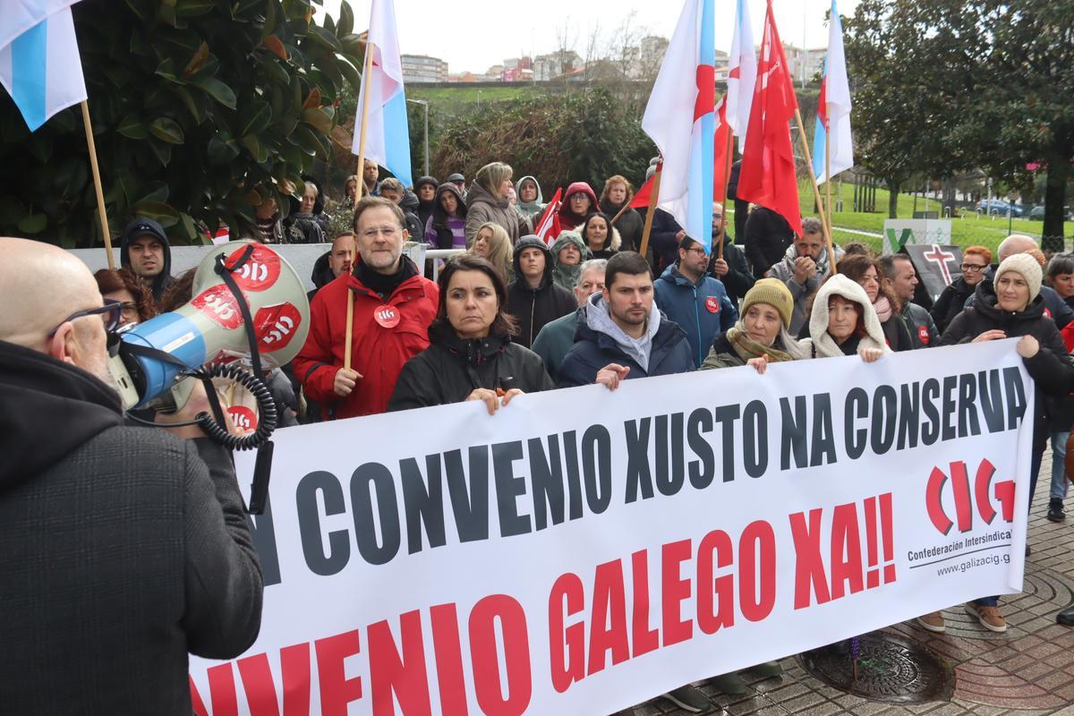 La protesta de la CIG contra el convenio del sector conservero este lunes en Pontevedra.