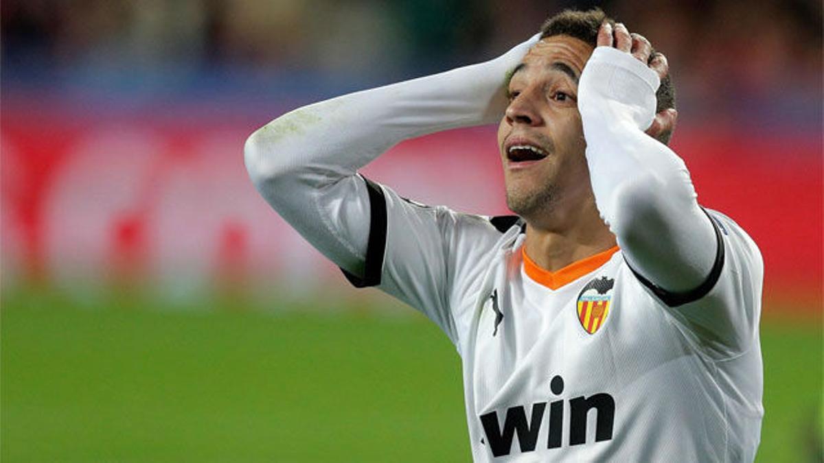 Escandaloso fallo de Rodrigo en el último suspiro que pudo dar la victoria al Valencia