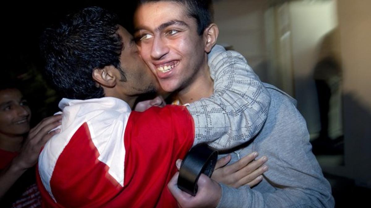 Uno de los presos liberados se abraza a un familiar, la noche del martes en Manama, al salir de la prisión.