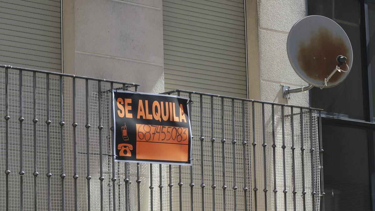 Cartel de 'se alquila' en un balcón.