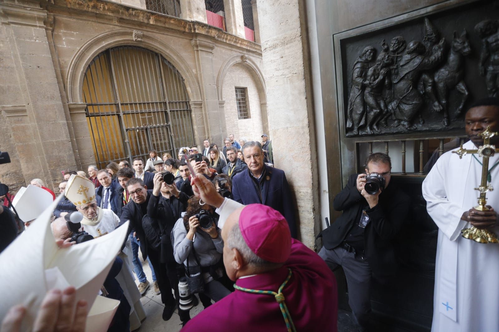 El nuevo arzobispo de València toma posesión en la catedral