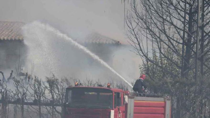 Los bomberos actúan contra el incendio.