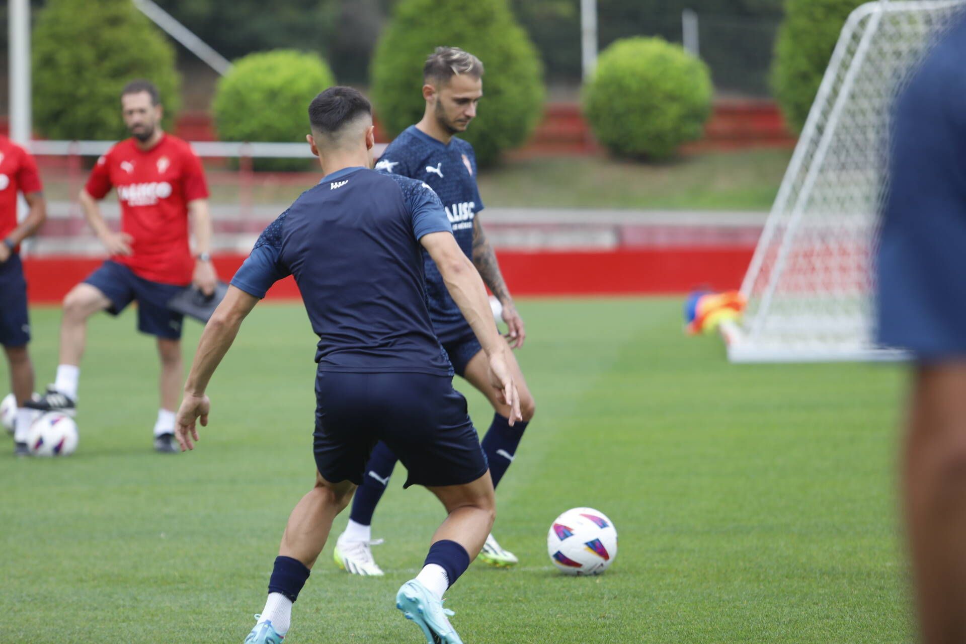 El entrenamiento del Sporting antes de su debut liguero en El Molinón, en imágenes